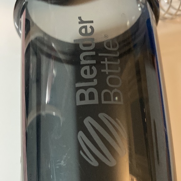 Blender Bottle Black Pro24 With Lid and Blender Ball - Picture 11 of 11